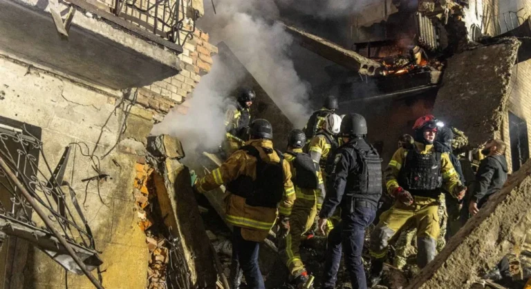 Ракетний обстріл Харкова: під завалами будинку виявили трьох загиблих, є поранені